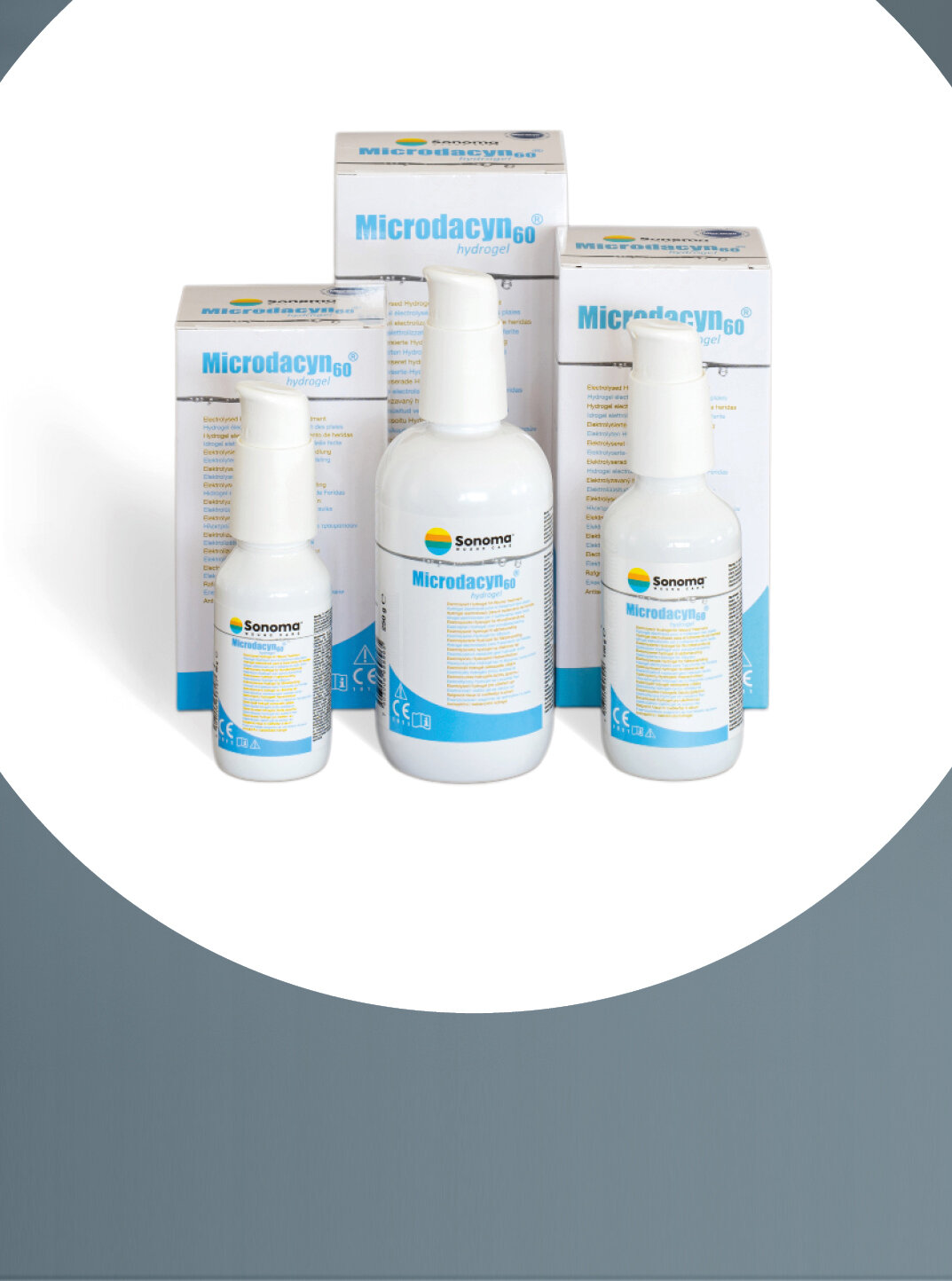 Im Fokus die drei verschiedene Verpackungsgrößen des Produktes Microdacyn® Hydrogel von Sonoma Pharmaceuticals, stehend mit entsprechenden Einzelflaschen im Vordergrund. | © Bamboo Health Care GmbH