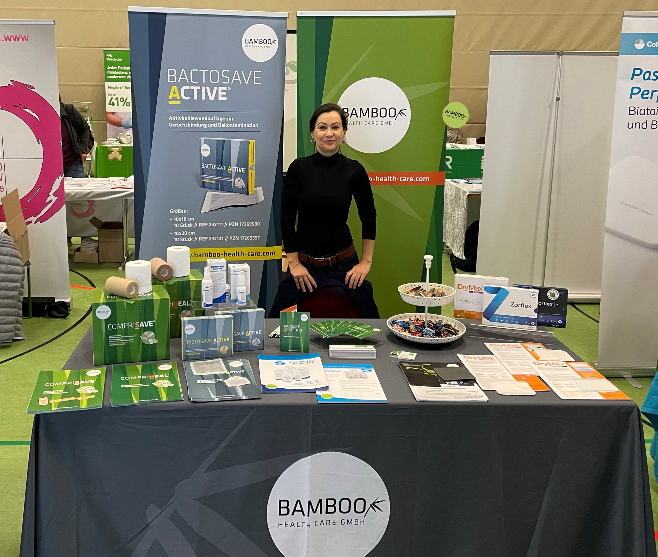 Unsere Außendienstmitarbeiterin Katharina Model stehend hinter unserem Stand beim 10. Wundkongress MediCare Patientenberatung Strack. | © Bamboo Health Care GmbH