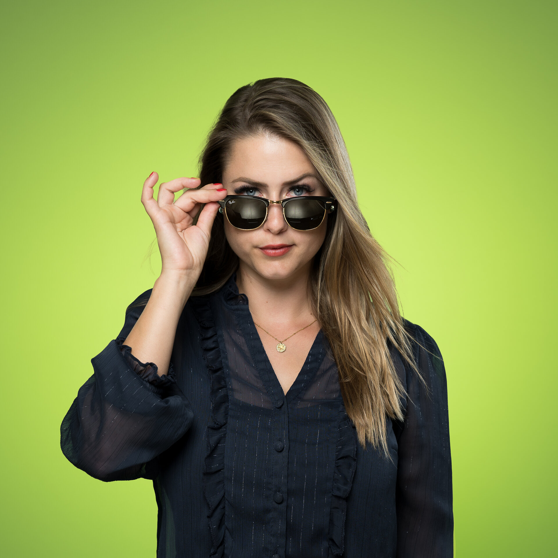 Svenja Erbsland zieht mit der Hand ihre Sonnenbrille auf die Nase runter und schaut darüber. | © Bamboo Health Care GmbH